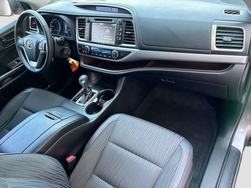 Used 2019 Toyota Highlander Plus FWD image 17