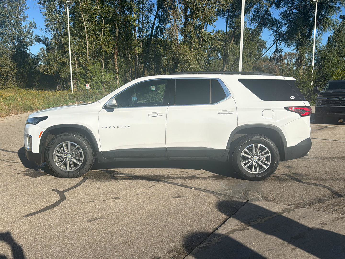 Used 2023 Chevrolet Traverse LT FWD image 2