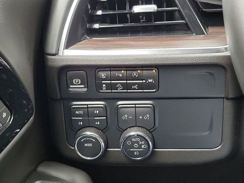 Used 2025 Chevrolet Suburban Z71 AWD/4WD image 15