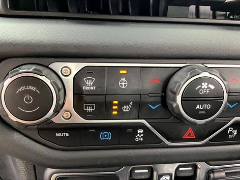 Used 2024 Jeep Wrangler Unlimited Sahara w/ Technology Group AWD/4WD image 32