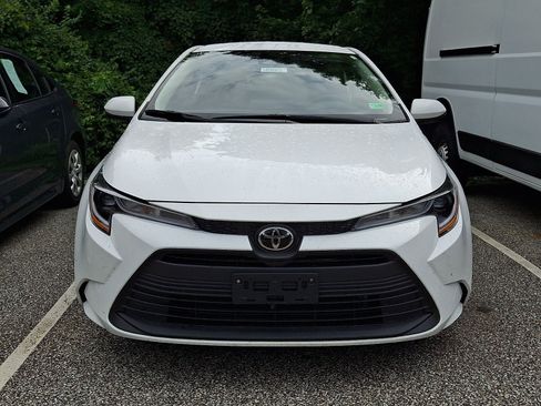 Used 2025 Toyota Corolla LE FWD image 2