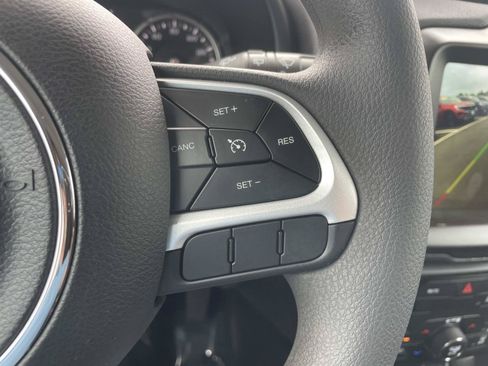 Used 2023 Jeep Renegade Latitude AWD/4WD image 30