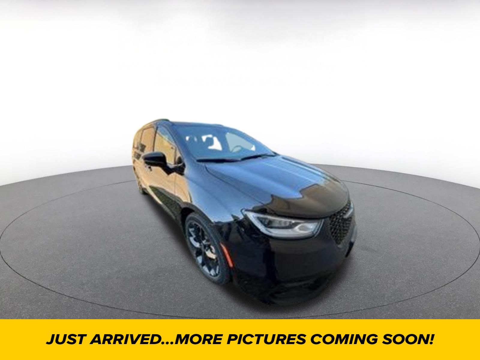 Used 2025 Chrysler Pacifica Limited FWD image 1