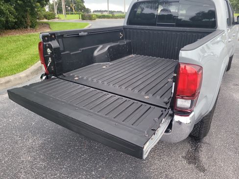 Used 2020 Toyota Tacoma SR5 RWD image 12