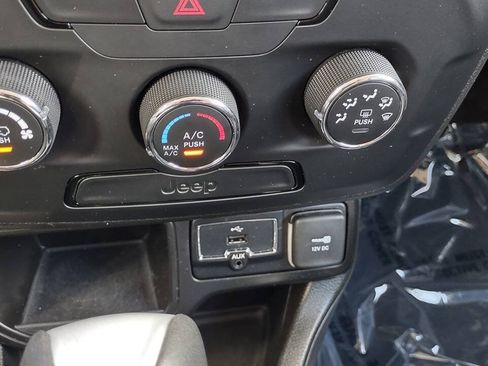 Used 2020 Jeep Renegade Sport w/ Sport Appearance Group FWD image 23