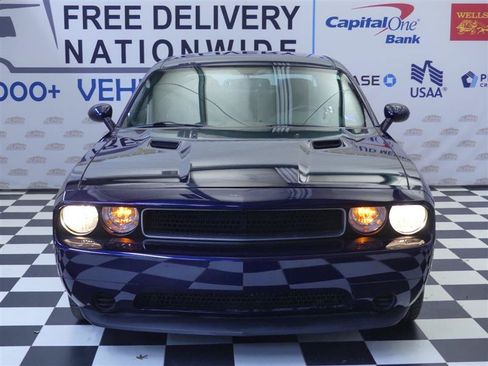 Used 2014 Dodge Challenger SXT RWD image 2