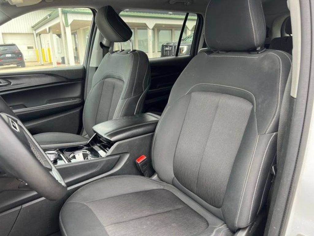 Used 2023 Jeep Grand Cherokee L Laredo AWD/4WD image 19