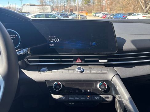 Used 2025 Hyundai Elantra Limited image 21