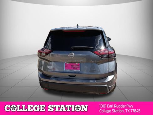 Used 2024 Nissan Rogue SV FWD image 3