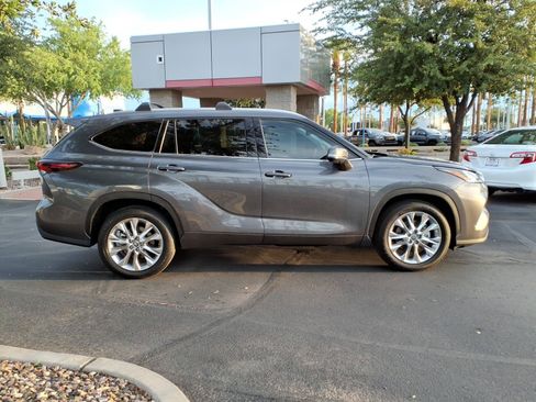 Certified 2024 Toyota Highlander Limited FWD image 3
