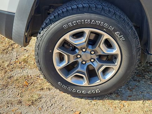 Used 2019 Jeep Cherokee Trailhawk w/ Trailer Tow Group image 5