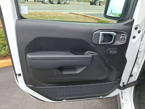 Used 2025 Jeep Wrangler Unlimited Sport AWD/4WD image 14