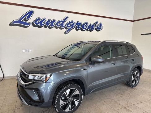 Used 2024 Volkswagen Taos SE image 1