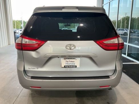 Used 2017 Toyota Sienna LE image 17