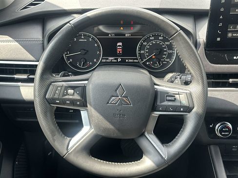 Used 2025 Mitsubishi Outlander SE FWD image 19