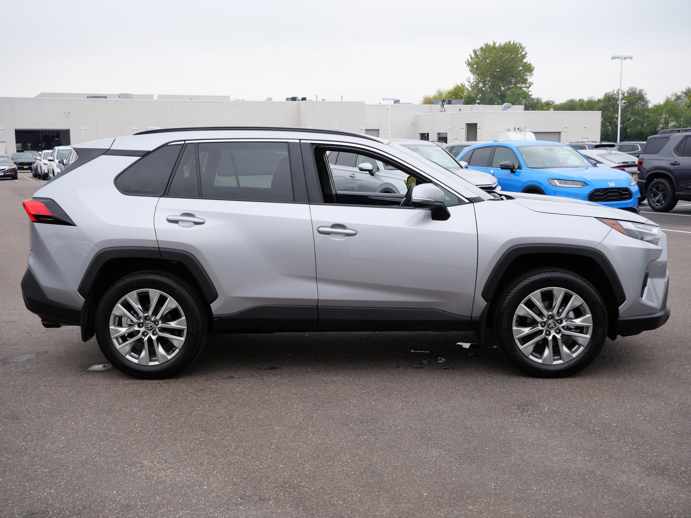 Used 2025 Toyota RAV4 XLE Premium w/ Weather Package AWD/4WD image 8