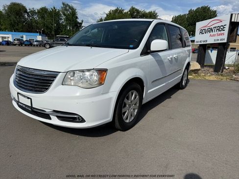 Used 2014 Chrysler Town & Country Touring FWD image 3