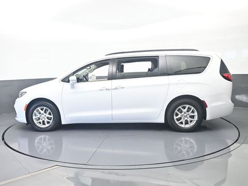 Used 2022 Chrysler Pacifica Touring-L FWD image 3