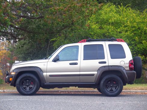 Used 2005 Jeep Liberty Renegade image 2