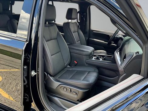 Used 2025 Chevrolet Tahoe RST w/ Comfort Package AWD/4WD image 32