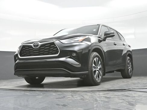 Used 2025 Toyota Highlander XLE AWD/4WD image 25