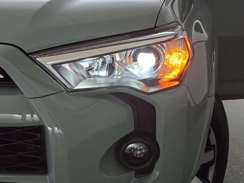 Used 2023 Toyota 4Runner TRD Off-Road Premium w/ Moonroof Package AWD/4WD image 33