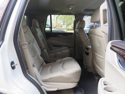 Used 2015 Cadillac Escalade Luxury AWD/4WD image 23