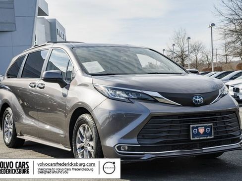 Used 2021 Toyota Sienna XLE image 1