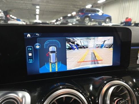 Used 2025 Mercedes-Benz GLB 250 4MATIC image 10