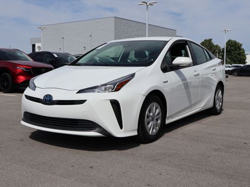 Used 2021 Toyota Prius L Eco FWD image 3
