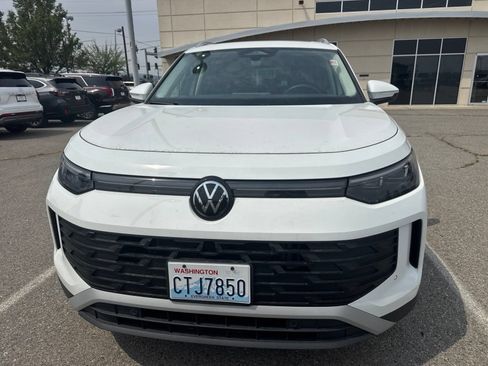 Used 2025 Volkswagen Tiguan SE AWD/4WD image 2