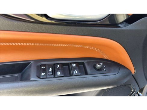 Used 2025 Jeep Compass Limited AWD/4WD image 18