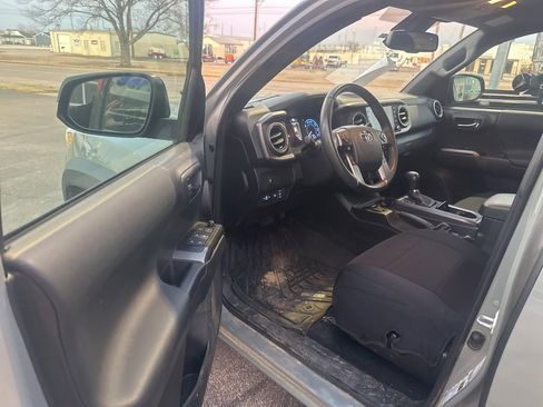 Used 2023 Toyota Tacoma TRD Off-Road image 5