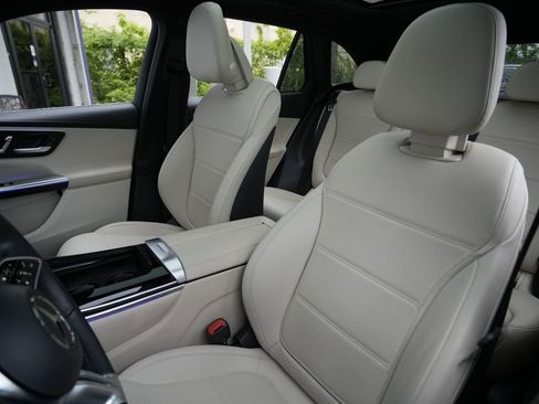 Used 2023 Mercedes-Benz GLC 300 4MATIC w/ Exclusive Trim Package image 24