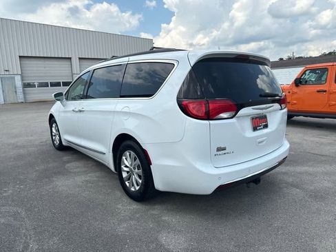 Used 2017 Chrysler Pacifica Touring-L image 7