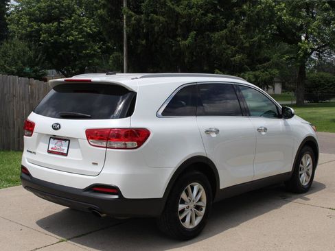 Used 2017 Kia Sorento FWD image 9