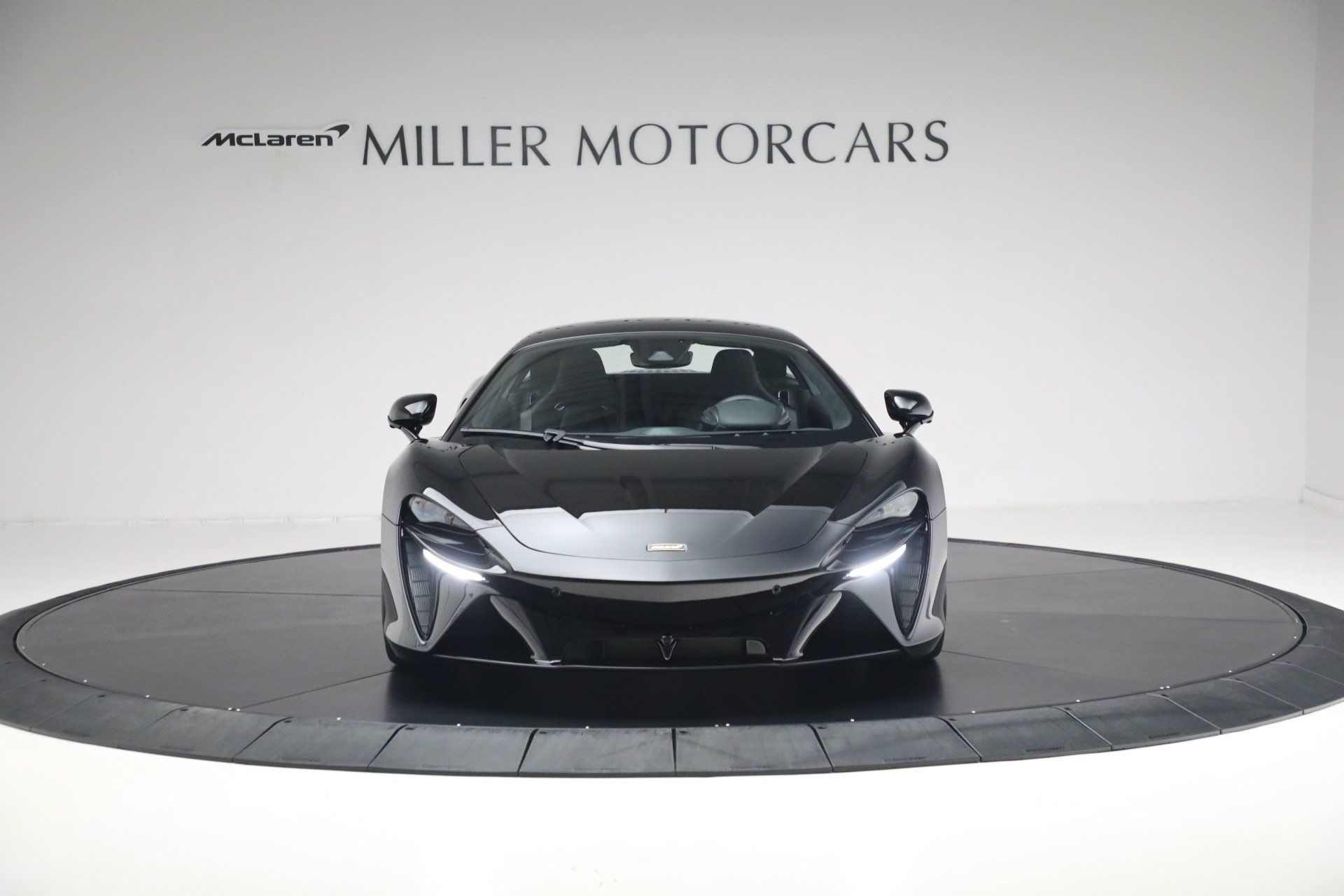 Used 2025 McLaren Artura RWD image 13