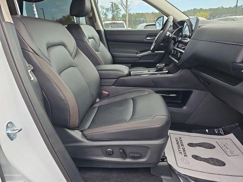 Used 2025 Nissan Pathfinder SL w/ SL Premium Package FWD image 10