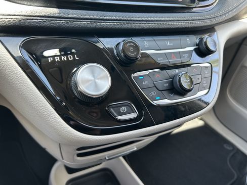 Used 2022 Chrysler Pacifica Touring-L FWD image 23