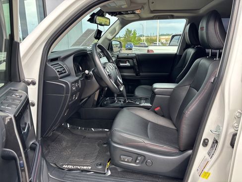 Used 2020 Toyota 4Runner Venture w/ Moonroof Package AWD/4WD image 10