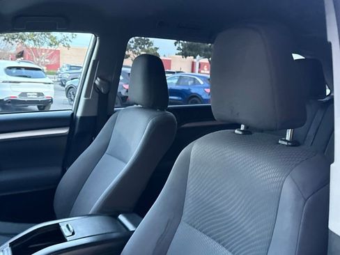 Used 2018 Toyota Highlander LE w/ Carpet Mat Package (TMS) FWD image 13