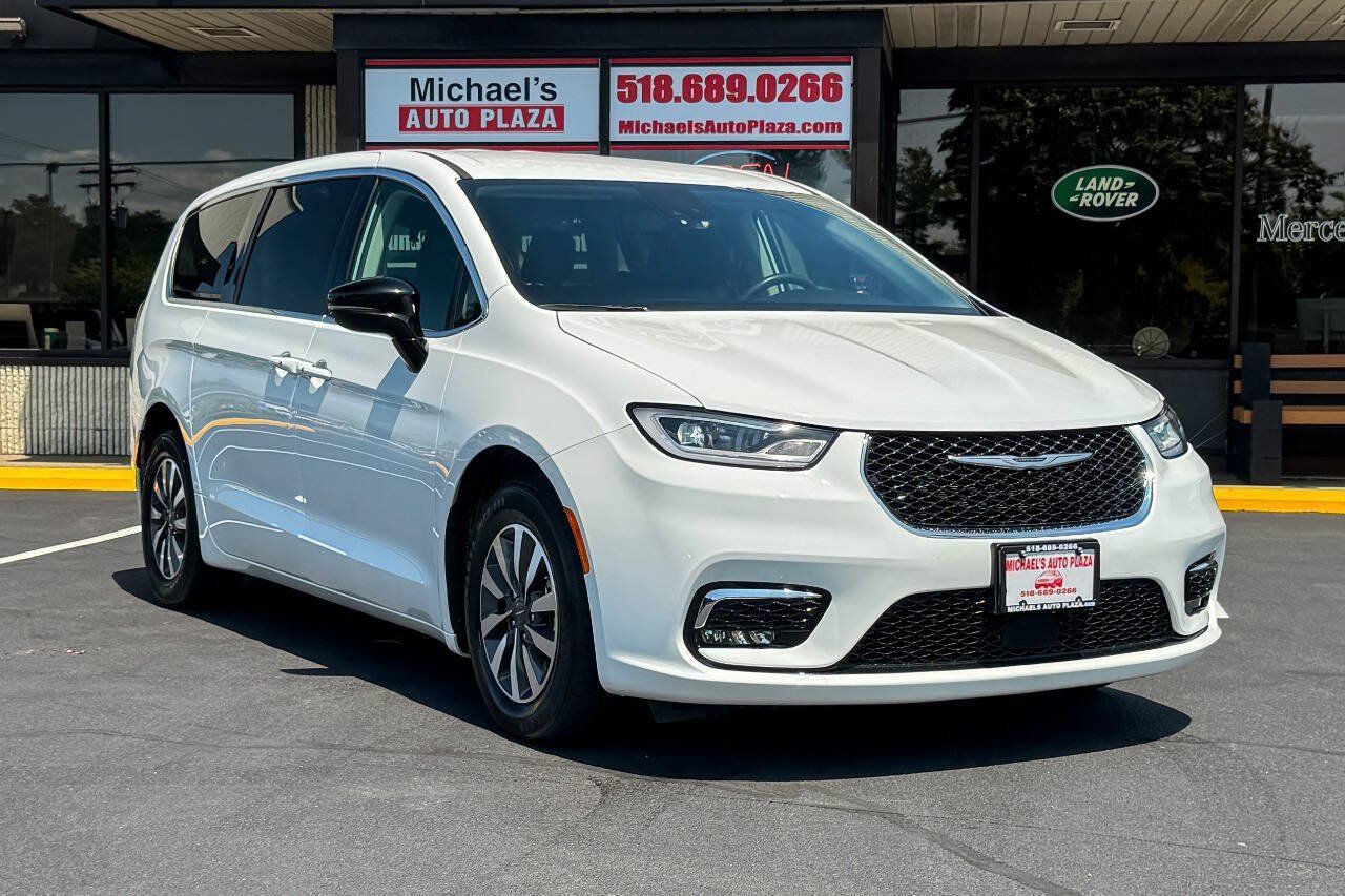 Used 2024 Chrysler Pacifica Limited FWD image 1