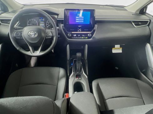 Used 2025 Toyota Corolla Cross LE image 30