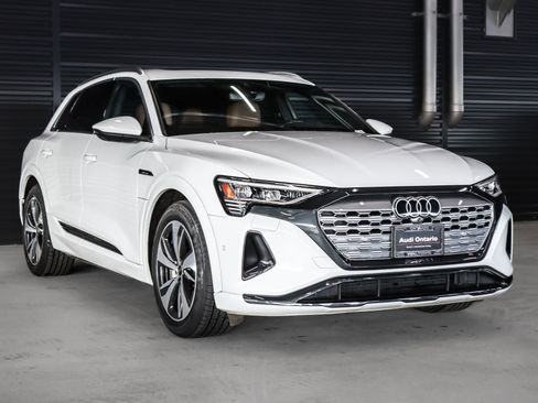 Used 2024 Audi Q8 e-tron Premium Plus image 12