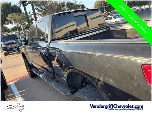 Used 2019 Nissan Titan SL w/ Chrome Package AWD/4WD image 10