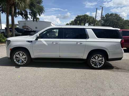 Used 2021 GMC Yukon XL SLT w/ SLT Luxury Plus Package AWD/4WD image 4