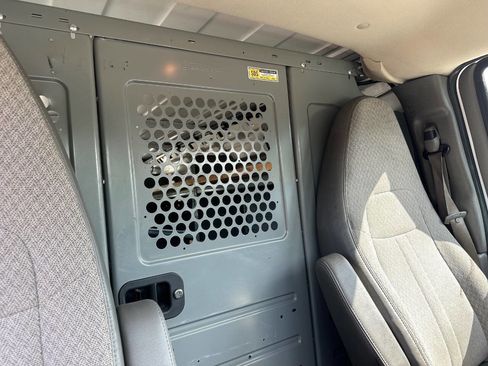 Used 2014 Chevrolet Express 2500 RWD image 33