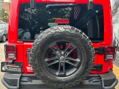 Used 2017 Jeep Wrangler Unlimited Sahara AWD/4WD image 4