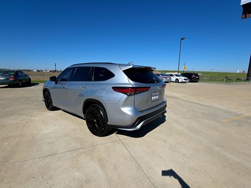 Used 2023 Toyota Highlander XSE image 6