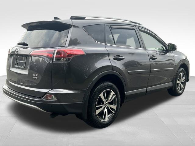Used 2017 Toyota RAV4 XLE AWD/4WD image 5